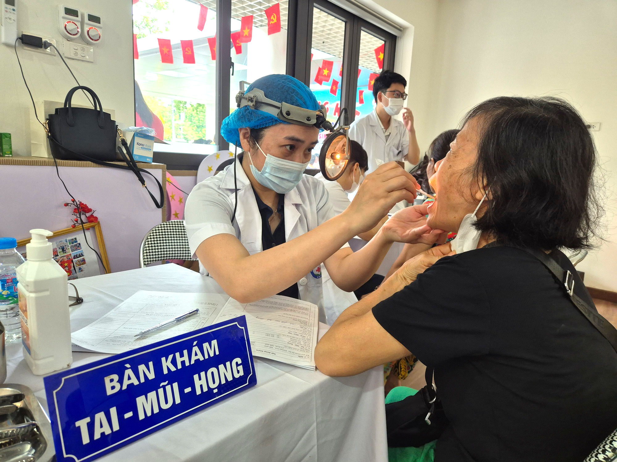 edit-1000080398-17807153171041238430017 Người cao tuổi, người khuyết tật phấn khởi đi khám sức khỏe miễn phí ngay tại phường - Ảnh 7.