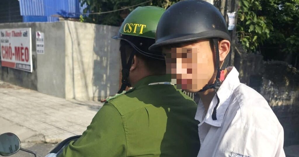 Một thí sinh Hải Phòng được lực lượng công an hỗ trợ đưa đến điểm thi đúng giờ