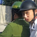 Một thí sinh Hải Phòng được lực lượng công an hỗ trợ đưa đến điểm thi đúng giờ