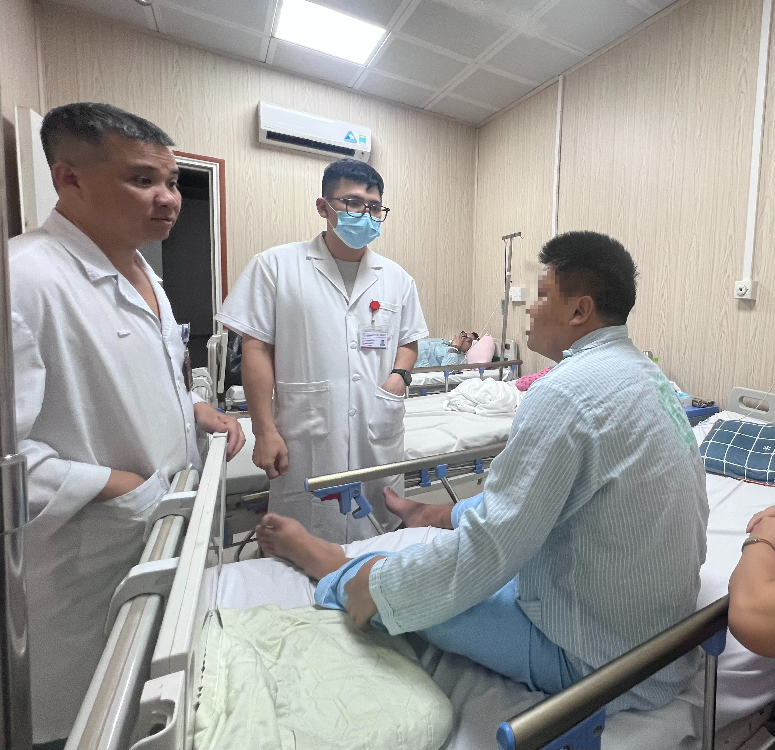 edit-ngoi-doc-thuoc-la-1766463542449138967795 Cơ sở y tế - tuyến đầu trong thực thi chính sách phòng, chống tác hại của thuốc lá - Ảnh 1.