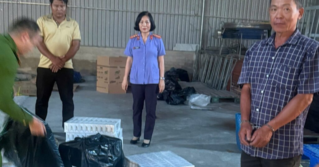 Người đàn ông chở thuốc lá lậu lao xe vào tổ công tác khiến một trung tá công an bị thương