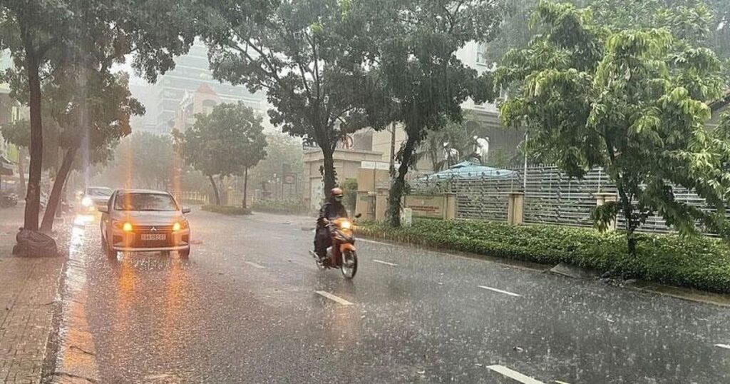 Cảnh báo sắp mưa dông kèm lốc sét khu vực nội thành Hà Nội