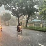 Cảnh báo sắp mưa dông kèm lốc sét khu vực nội thành Hà Nội