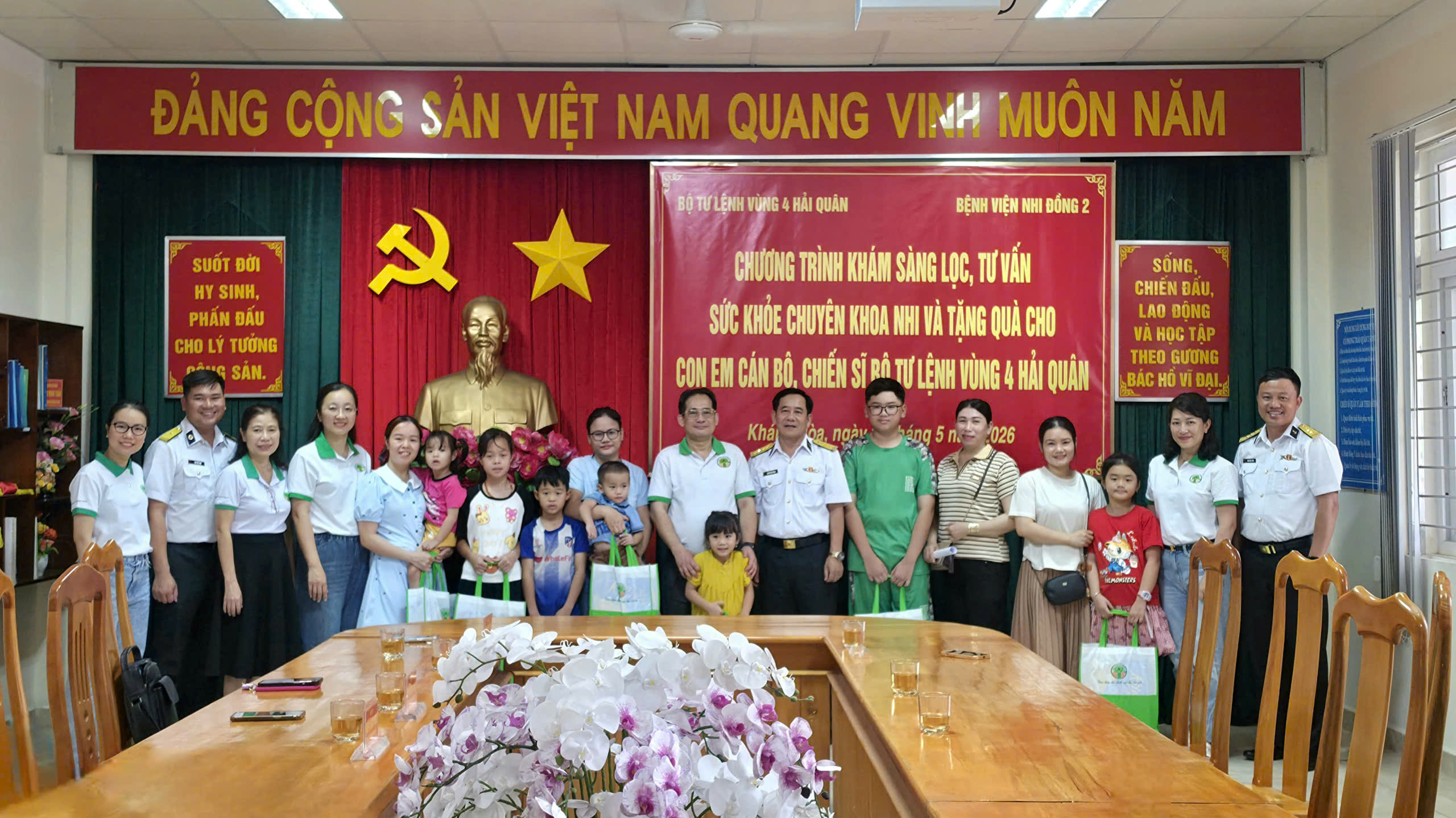 hai-quan-178011560187017227545 Vùng 4 Hải quân khám bệnh, cấp thuốc và tặng quà cho 800 con em cán bộ, chiến sĩ- Ảnh 2.