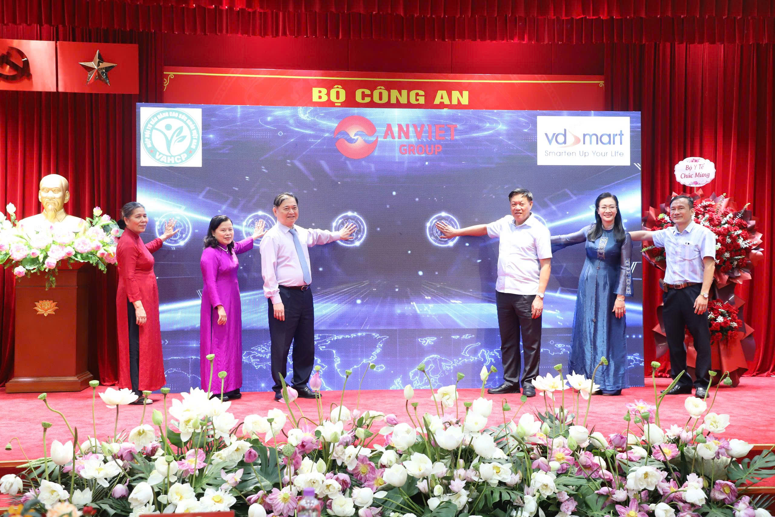 hhhh-17816029805451894617349 Thứ trưởng Đỗ Xuân Tuyên: VAHCP tiếp tục đồng hành cùng ngành y tế vì sức khỏe người dân- Ảnh 2.