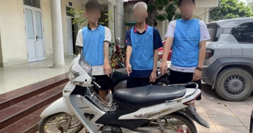 Hà Nội: Bắt nhóm thiếu niên chém người đi đường nếu thấy ‘bướng’