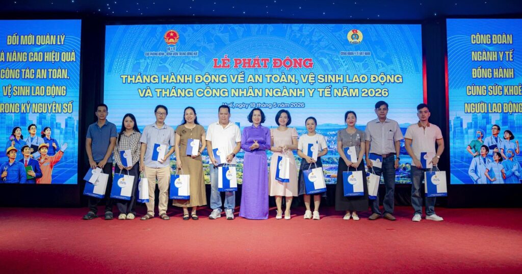 Hoàn thiện chính sách tạo môi trường làm việc an toàn cho nhân viên y tế
