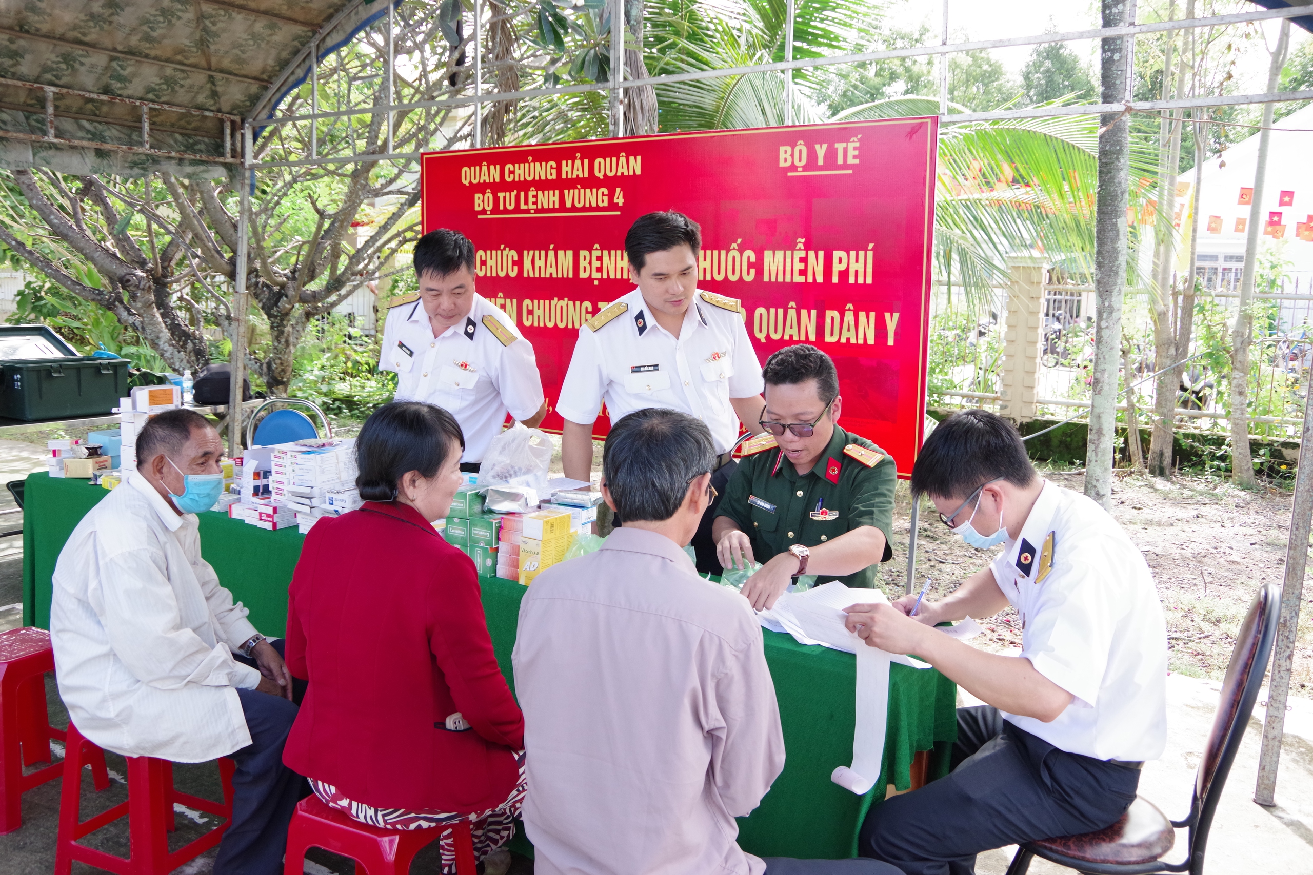 hoat-dong-cap-thuoc-mien-phi-cho-nhan-dan-theo-chuong-trinh-quan-dan-y-ket-hop-1-176084616649032741639 Đề xuất mới nhất về tổ chức hoạt động Ban quân dân y và cơ sở khám chữa bệnh kết hợp quân dân y - Ảnh 1.
