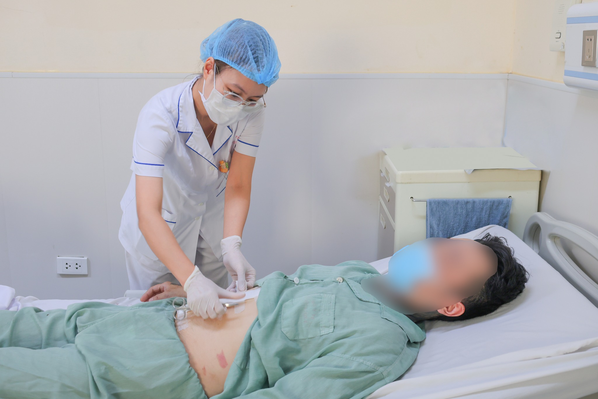 hoi-sinh-than-17803721251471699198347 Ghép thận tự thân cứu quả thận dập nát của nam thanh niên bị đa chấn thương sau tai nạn giao thông- Ảnh 3.