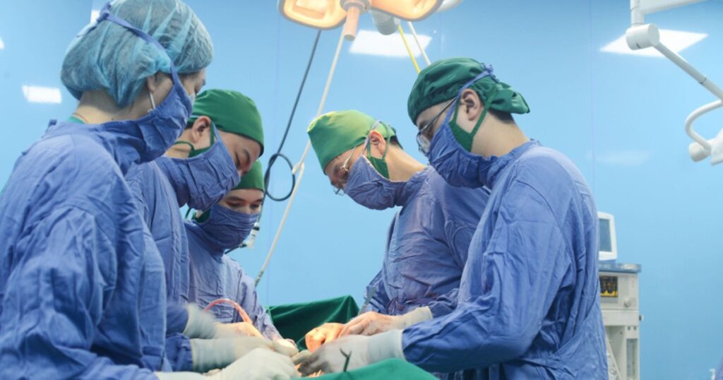 Cắt khối ung thư xâm lấn rộng, bảo tồn chức năng tiết niệu cho người bệnh