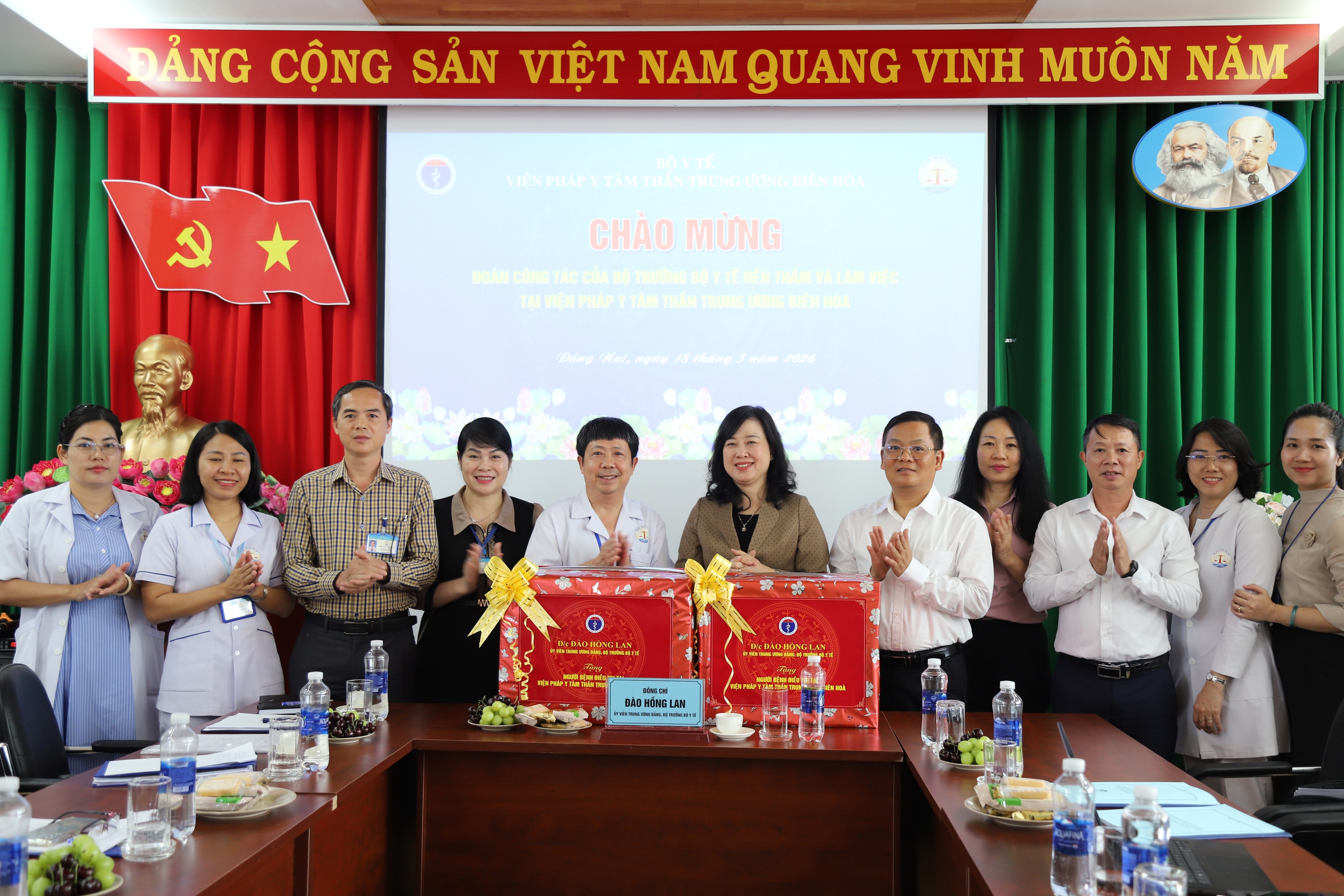 img1116-17790778955431434567419 Bộ trưởng Đào Hồng Lan: Cần đặc biệt quan tâm chăm sóc sức khỏe tâm thần từ sớm- Ảnh 4.