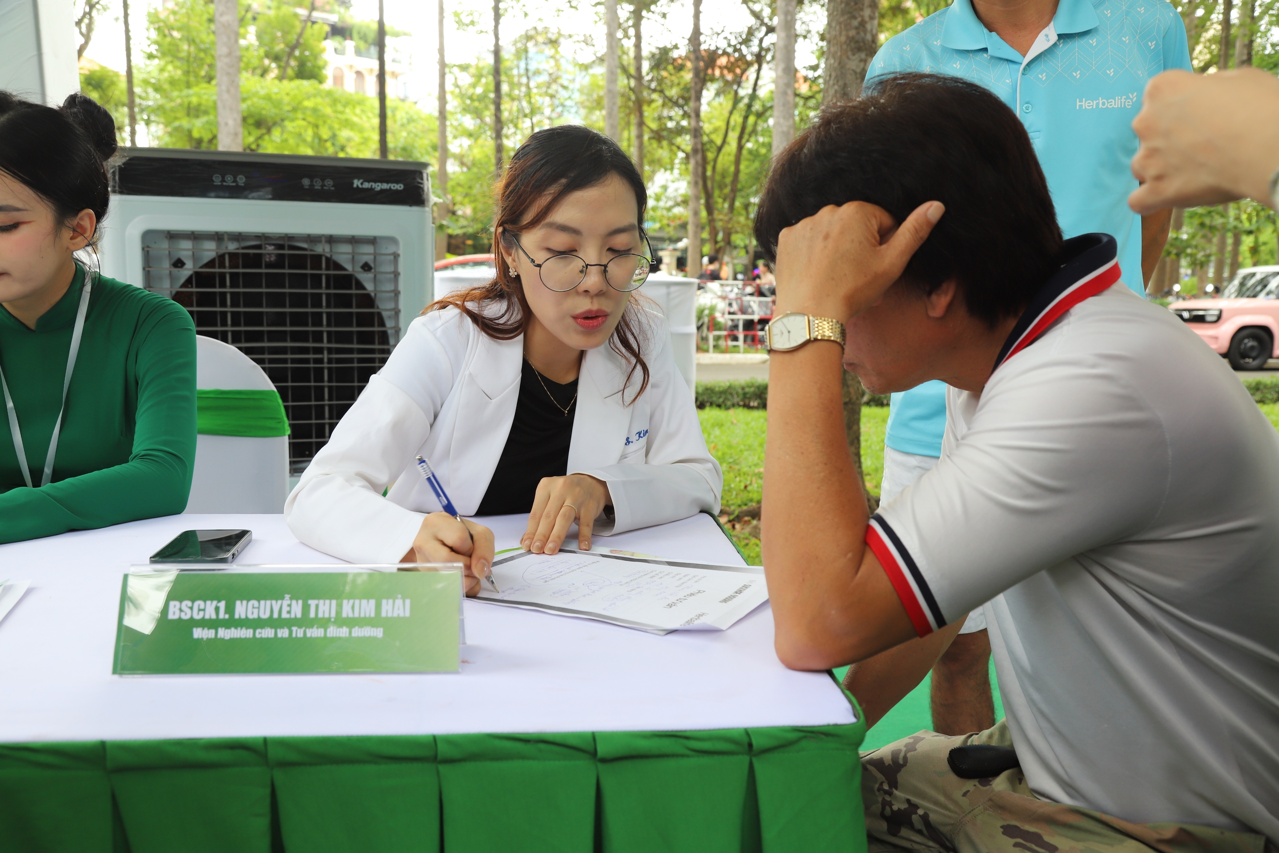 Người dân hào hứng khám sức khỏe miễn phí tại Ngày Dinh dưỡng cộng đồng Việt Nam lần 6- Ảnh 2.