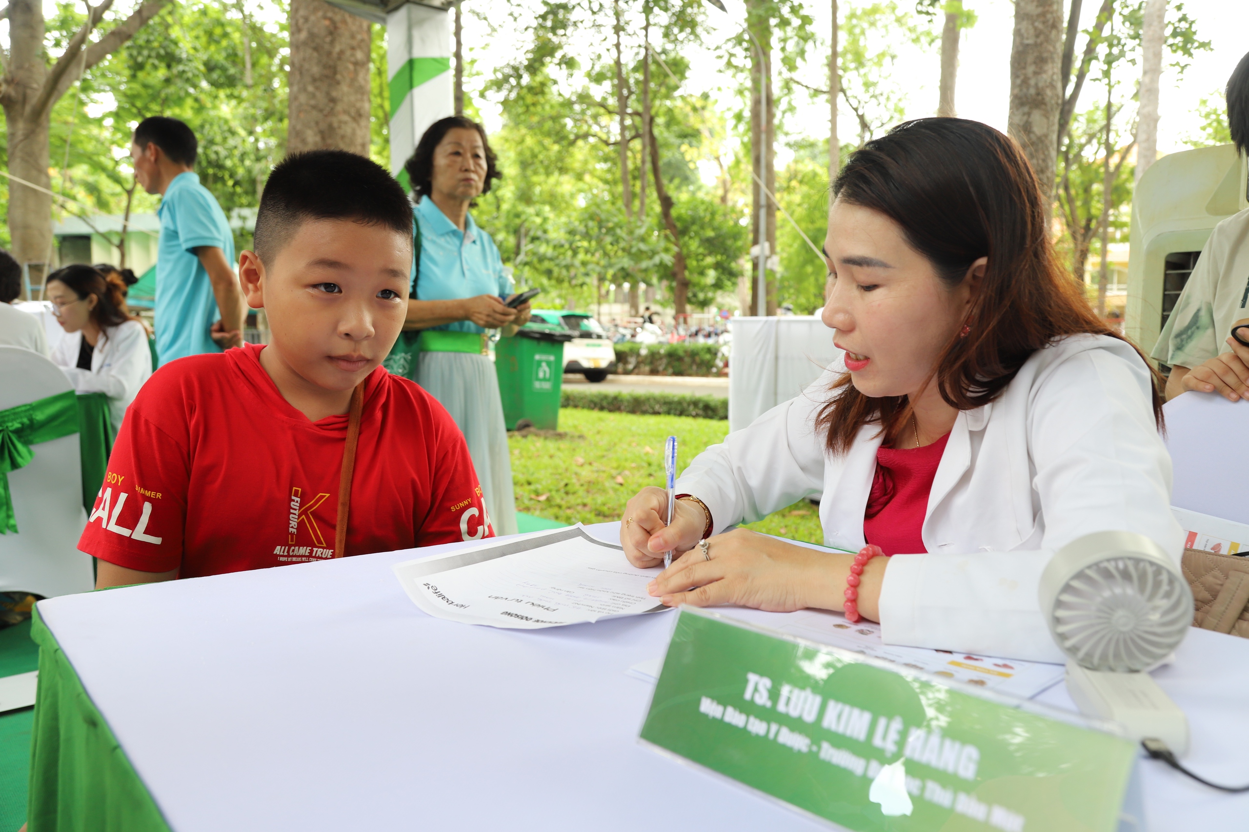 Người dân hào hứng khám sức khỏe miễn phí tại Ngày Dinh dưỡng cộng đồng Việt Nam lần 6- Ảnh 5.