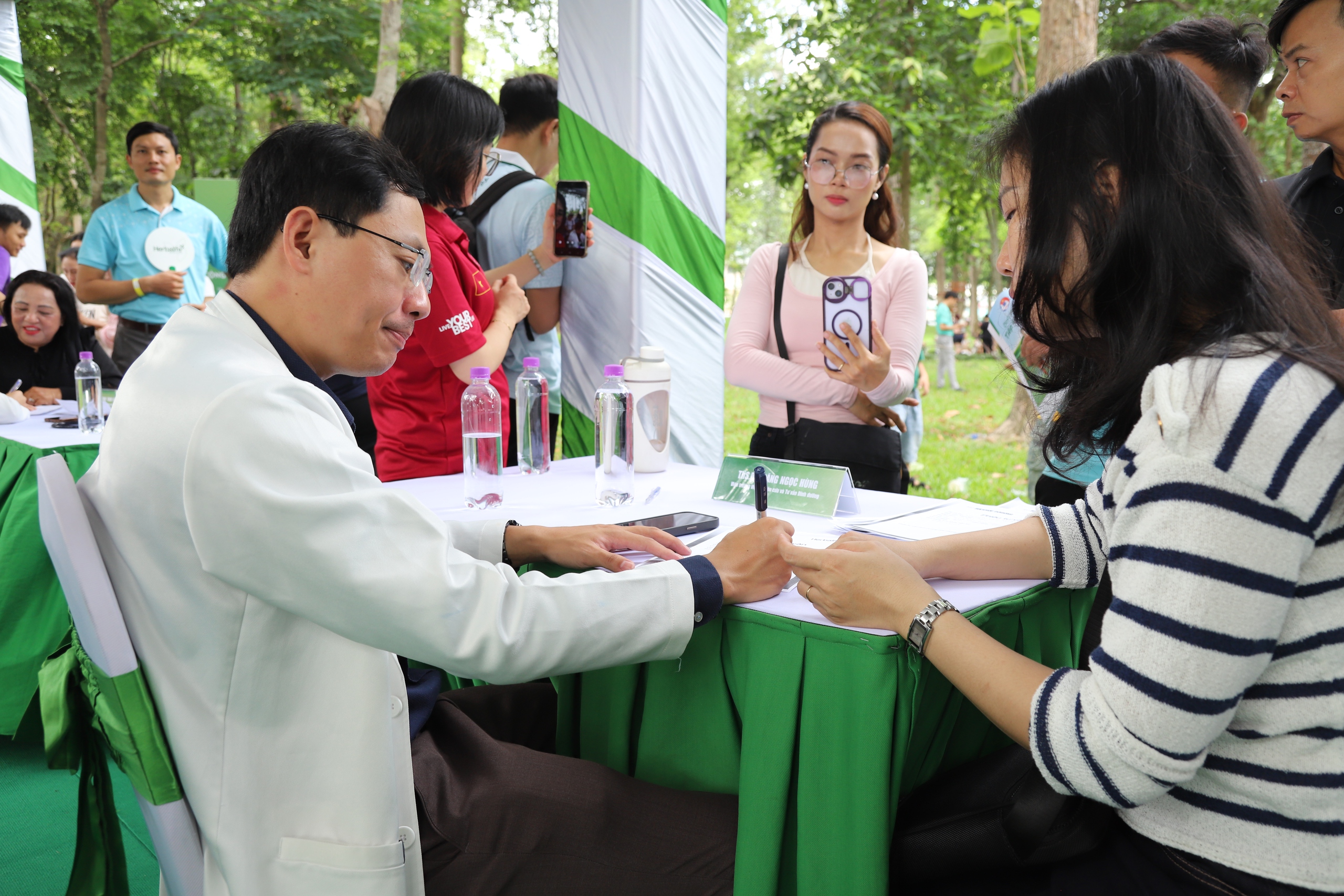 Người dân hào hứng khám sức khỏe miễn phí tại Ngày Dinh dưỡng cộng đồng Việt Nam lần 6- Ảnh 3.