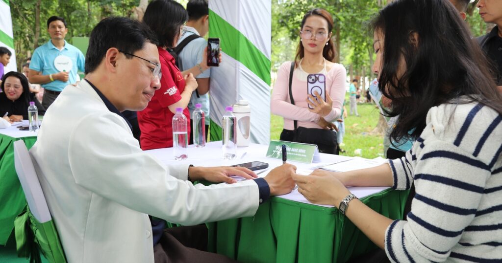 Người dân hào hứng khám sức khỏe miễn phí tại Ngày Dinh dưỡng cộng đồng Việt Nam lần 6