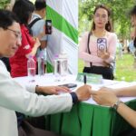 Người dân hào hứng khám sức khỏe miễn phí tại Ngày Dinh dưỡng cộng đồng Việt Nam lần 6