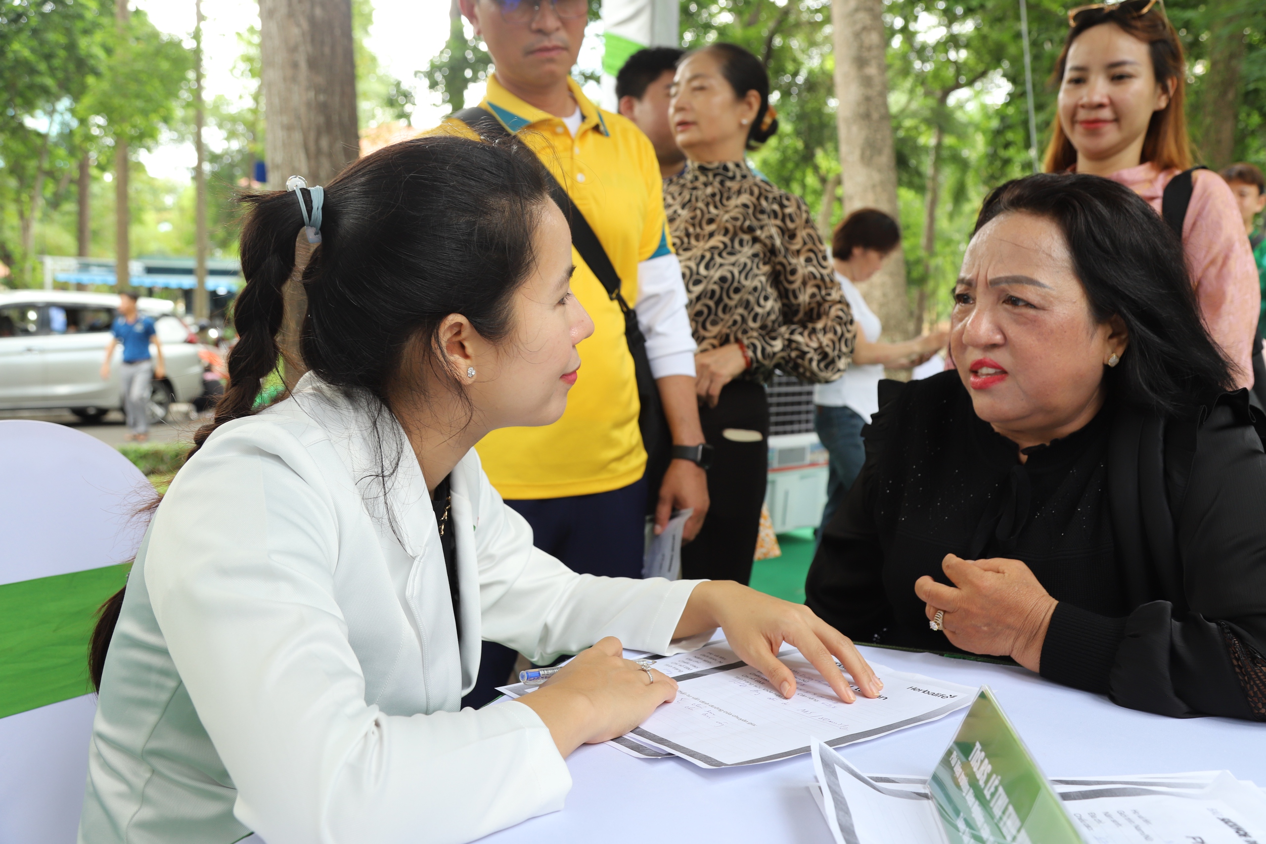 Người dân hào hứng khám sức khỏe miễn phí tại Ngày Dinh dưỡng cộng đồng Việt Nam lần 6- Ảnh 4.