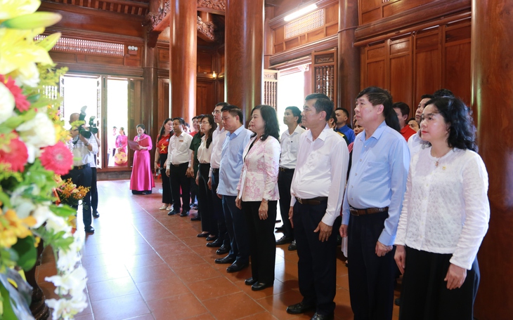 Bộ trưởng Bộ Y tế Đào Hồng Lan dâng hương tưởng niệm Chủ tịch Hồ Chí Minh