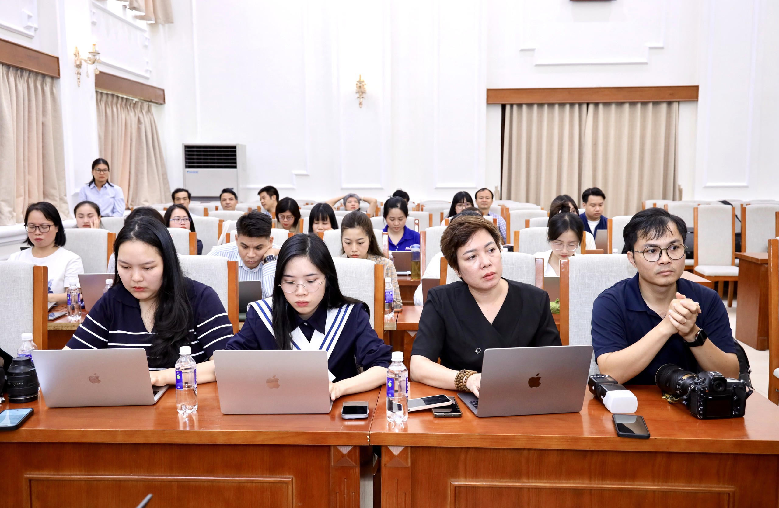 img9609-17812614694731879558044 Đề thi tốt nghiệp THPT 2026 khó hay dễ, công tác chấm thi tự luận sẽ thế nào?- Ảnh 2.