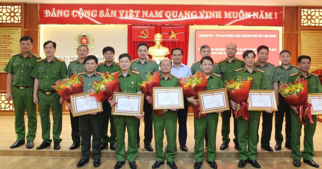 Chủ tịch UBND TPHCM khen thưởng Ban chuyên án phá nhanh vụ nổ súng do 2 người nước ngoài gây án