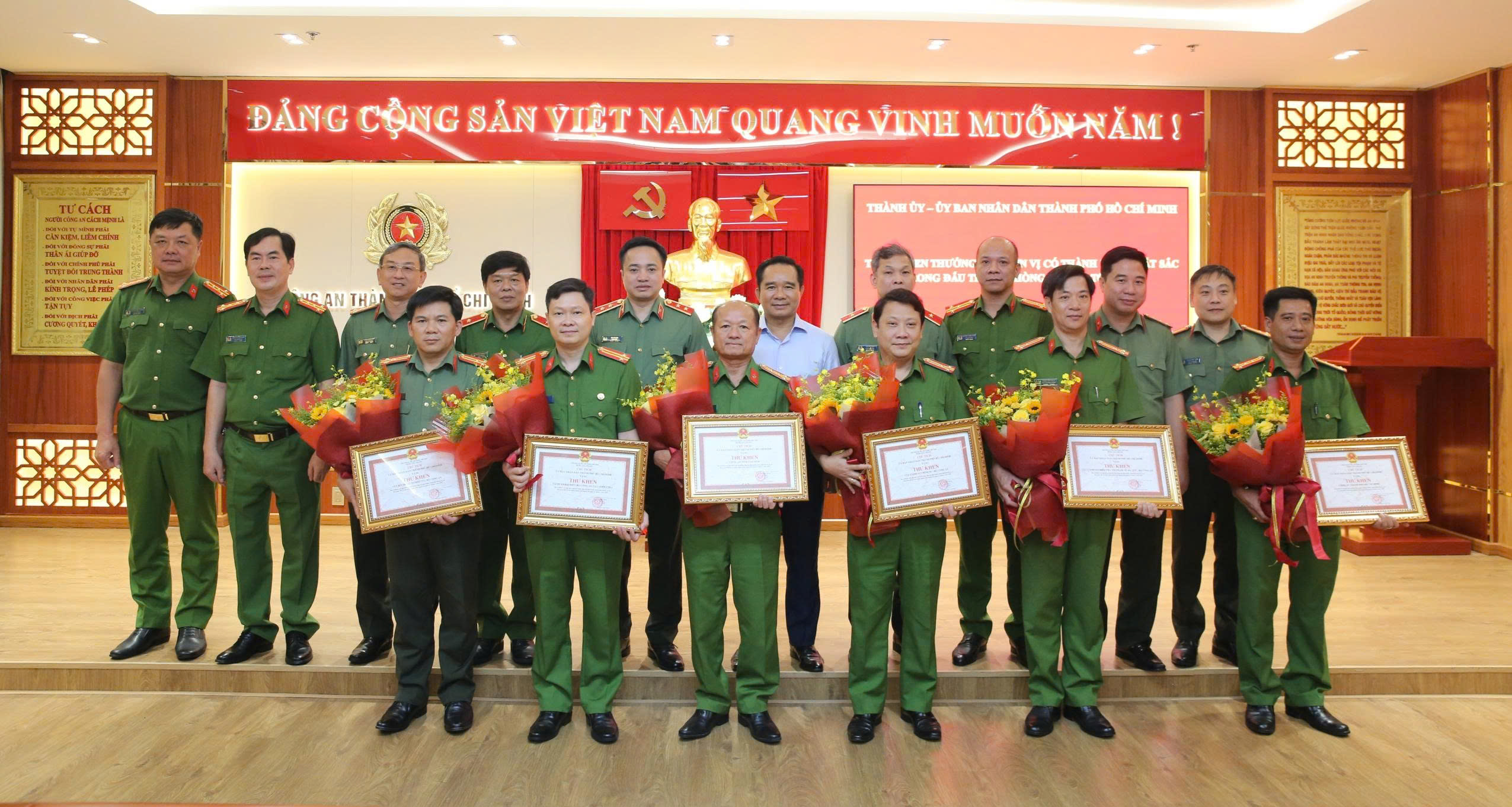 khen-177988364017785819593-1 Chủ tịch UBND TPHCM khen thưởng Ban chuyên án phá nhanh vụ nổ súng do 2 người nước ngoài gây án- Ảnh 2.