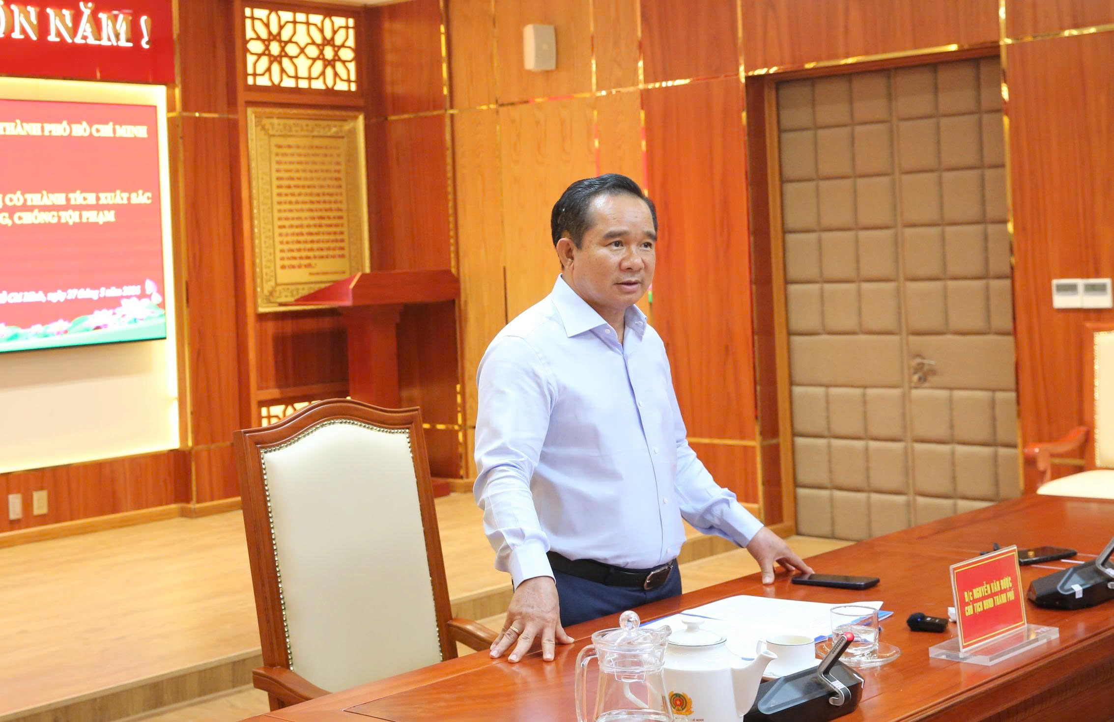 Chủ tịch UBND TPHCM khen thưởng Ban chuyên án phá nhanh vụ nổ súng do 2 người nước ngoài gây án- Ảnh 1.
