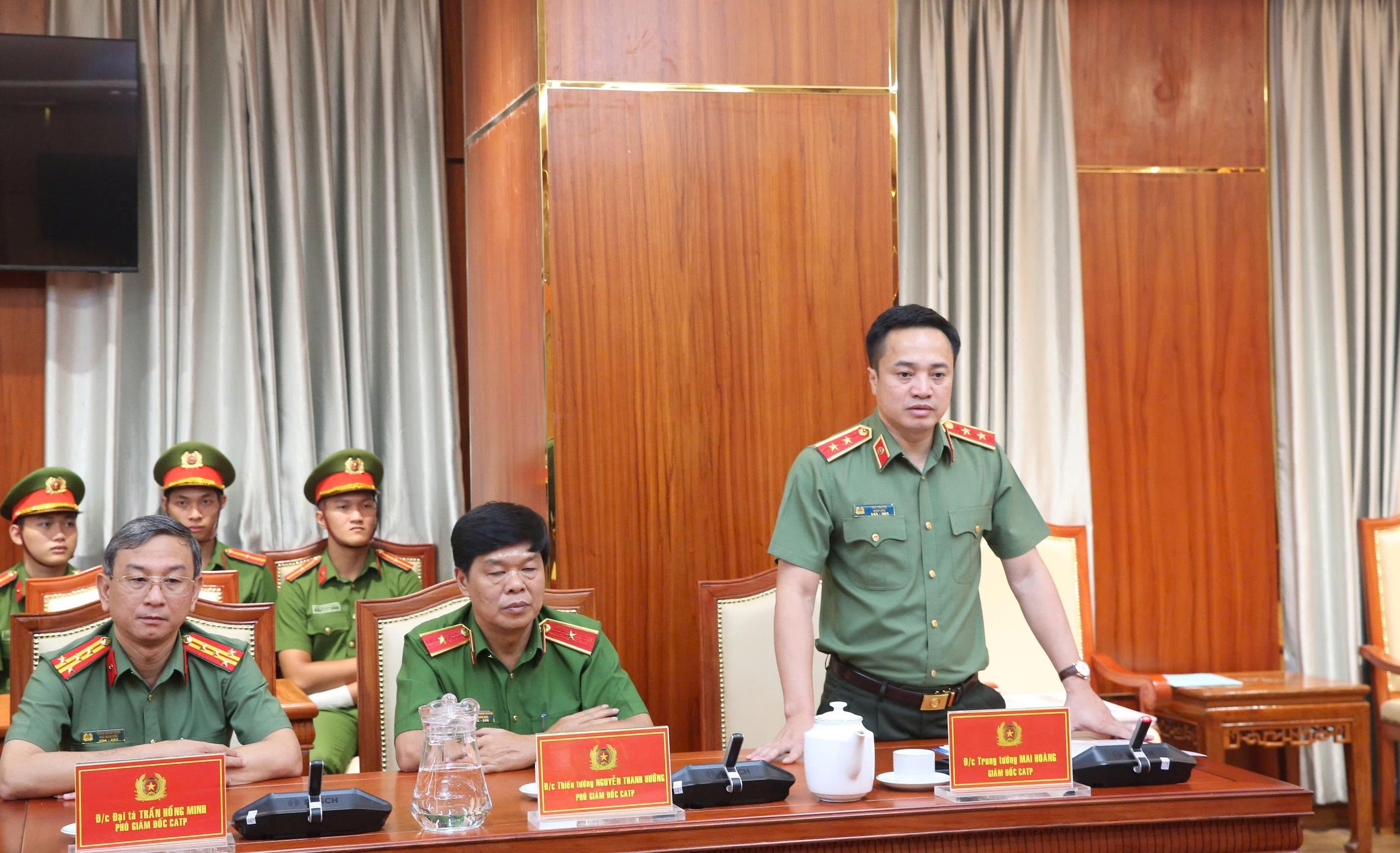 Chủ tịch UBND TPHCM khen thưởng Ban chuyên án phá nhanh vụ nổ súng do 2 người nước ngoài gây án- Ảnh 3.