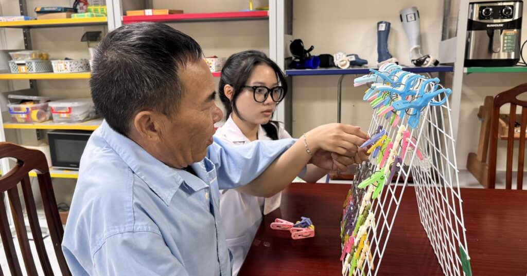 Những người thầy thuốc lặng lẽ níu giữ niềm vui tuổi già