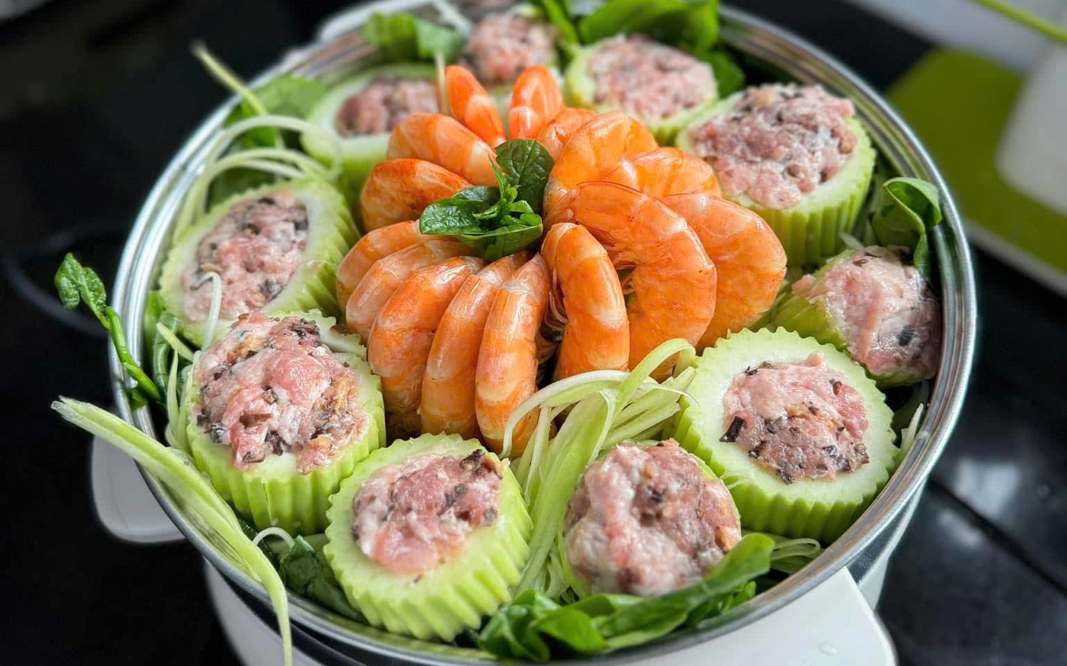 Cách nấu lẩu tôm bầu thơm ngọt, thanh mát vừa ngon vừa dễ chế biến - Ảnh 4.