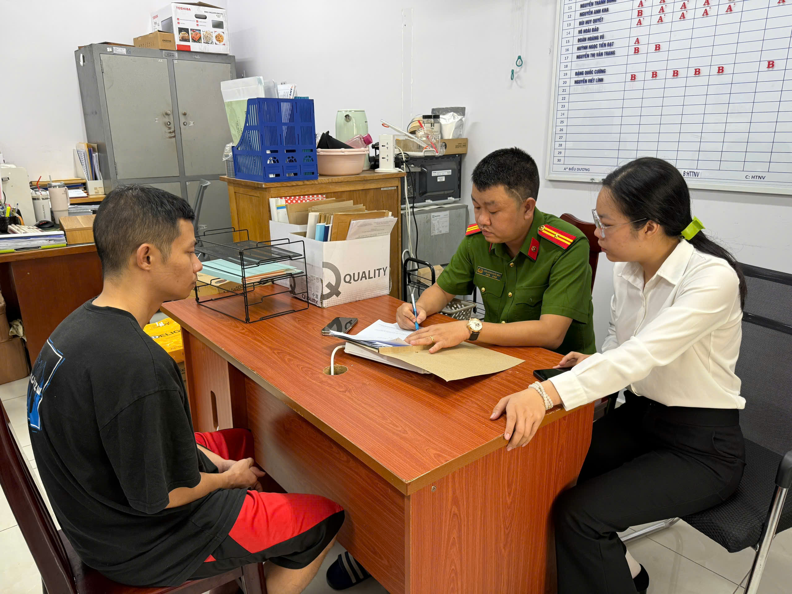 Từ 'ổ' ma túy của người nước ngoài, Công an TPHCM bóc gỡ đường dây lừa đảo công nghệ cao- Ảnh 3.