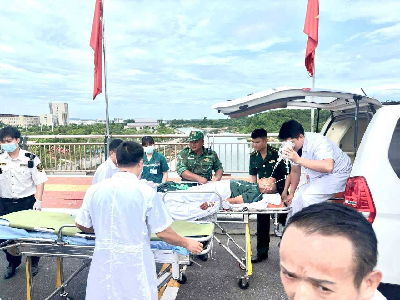 Liên tiếp mở 'luồng xanh' đưa bệnh nhân Trung Quốc qua cửa khẩu cấp cứu- Ảnh 1.