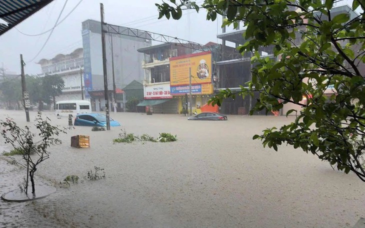 Hàng trăm hộ dân phải sơ tán do ngập lụt, hàng chục ngôi nhà tốc mái do mưa dông
