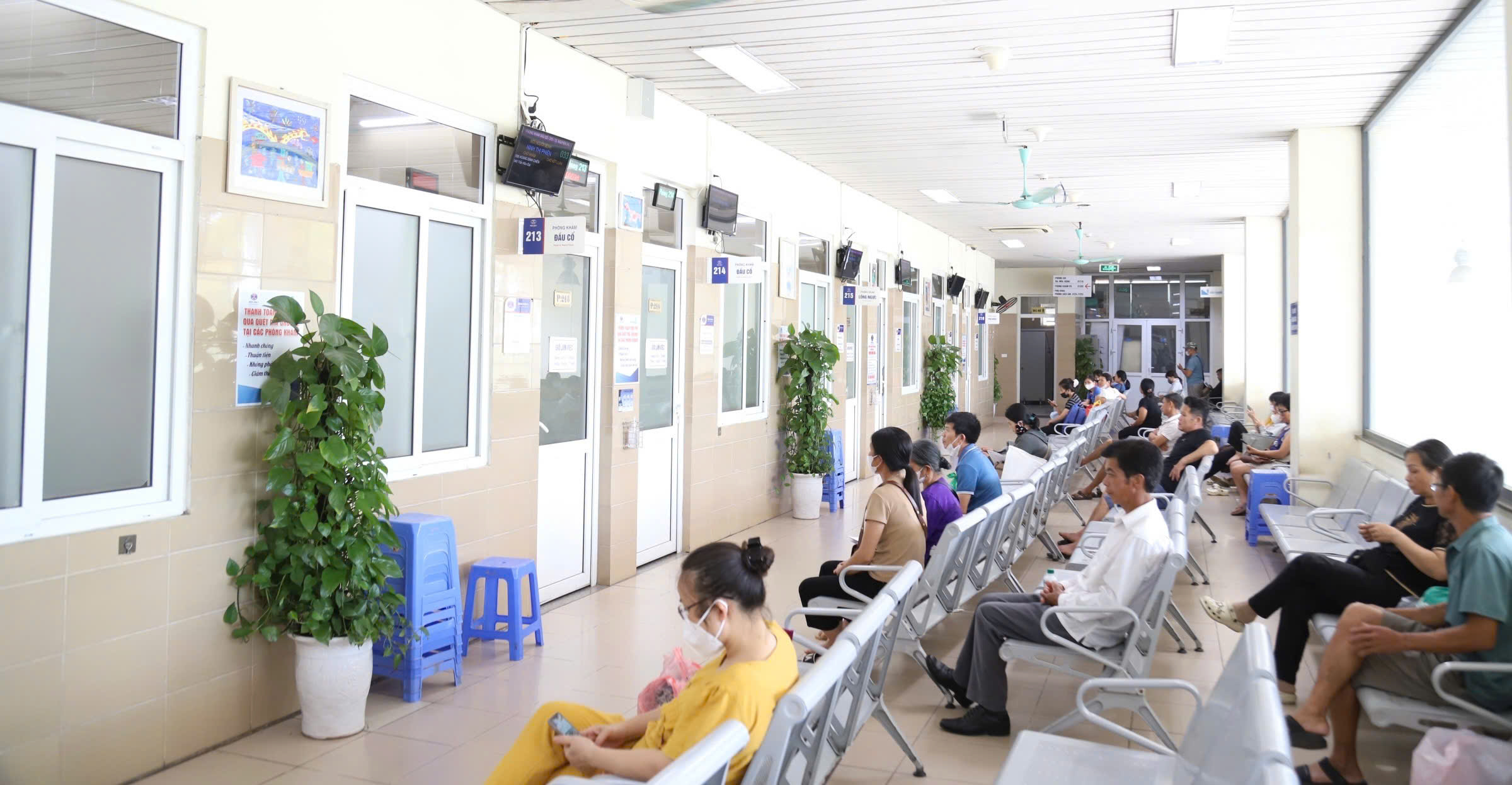 nang-2-1779786800312681725086 Tăng bàn khám, mở cửa từ 5 giờ sáng... để giảm áp lực cho bệnh nhân ung thư ngày nắng nóng- Ảnh 1.