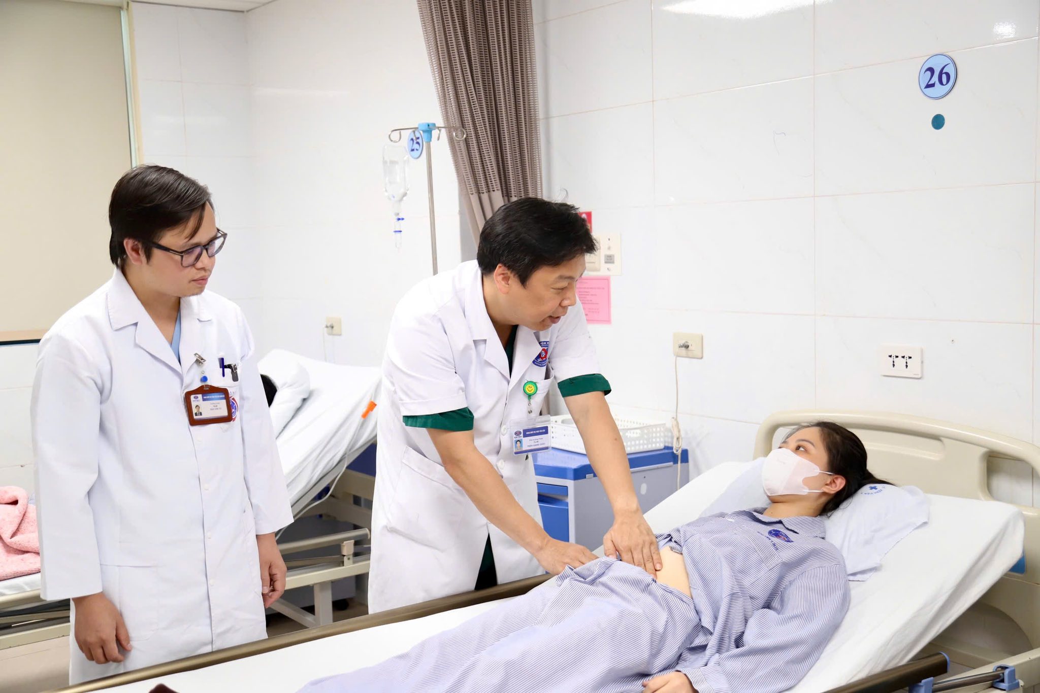 nang-nong5-17797868005021242451223 Tăng bàn khám, mở cửa từ 5 giờ sáng... để giảm áp lực cho bệnh nhân ung thư ngày nắng nóng- Ảnh 5.
