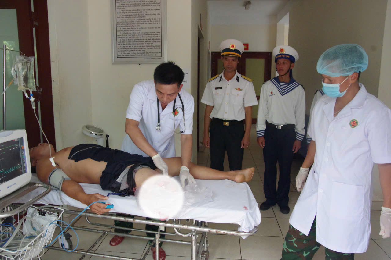 ngu-1-17815686289252070166102 Cấp cứu kịp thời một ngư dân bị dây kéo lưới cắt đứt cẳng chân và rơi xuống biển- Ảnh 2.