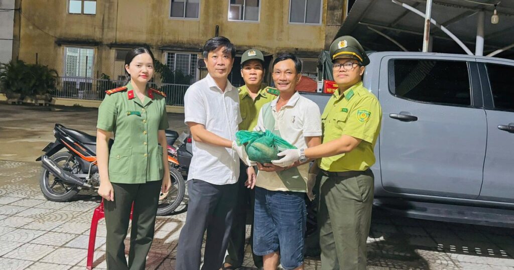 Nhặt chiếc túi giữa đường, người đàn ông bất ngờ phát hiện động vật quý hiếm