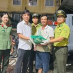 Nhặt chiếc túi giữa đường, người đàn ông bất ngờ phát hiện động vật quý hiếm