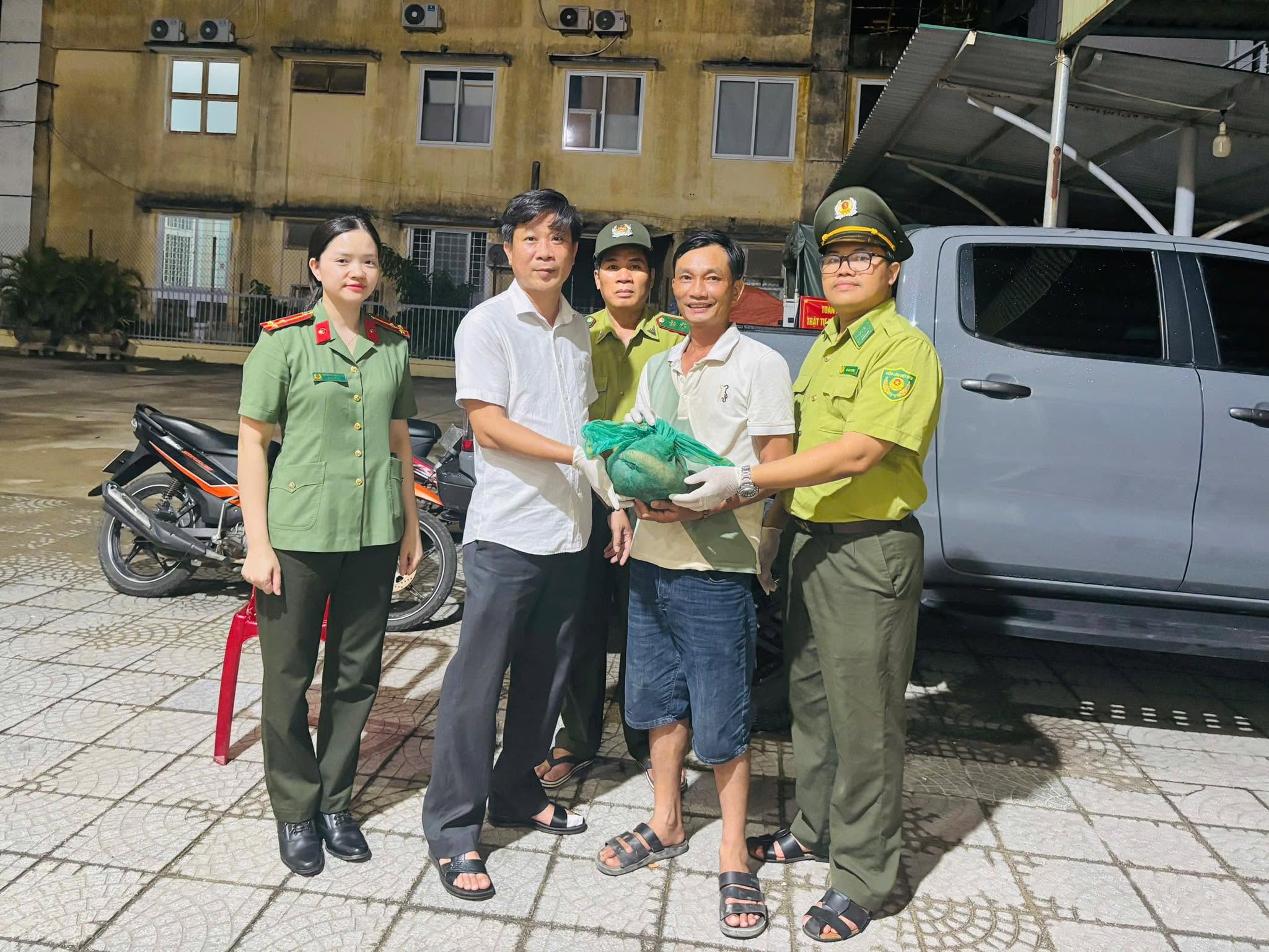 nguoi-dan-ong-bat-ngo-phat-hien-dong-vat-quy-hiem-trong-tui-la-giua-duong-17811471452202115100514 Nhặt chiếc túi giữa đường, người đàn ông bất ngờ phát hiện động vật quý hiếm- Ảnh 1.