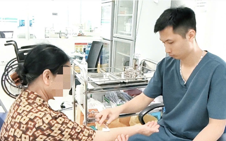 Cứ nghĩ bị trĩ, người phụ nữ bất ngờ phát hiện khối polyp lớn trong trực tràng- Ảnh 4.