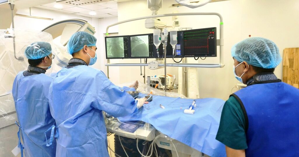 Hút thuốc lá nhiều năm, người đàn ông 45 tuổi suýt tử vong vì tắc cùng lúc 2 mạch vành nuôi tim