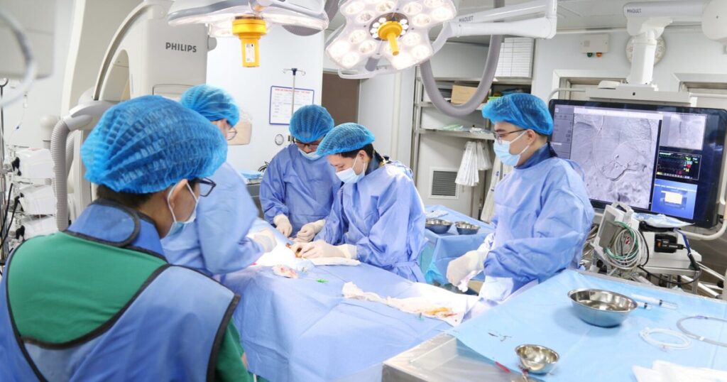 Sử dụng rượu bia nhiều năm, người đàn ông ngừng tuần hoàn 2 lần do nhồi máu cơ tim