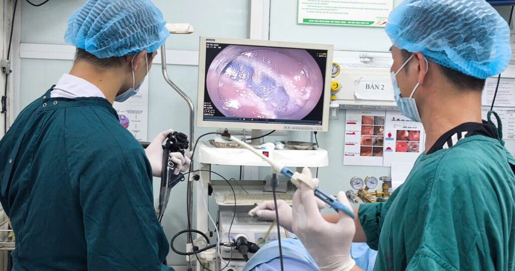 Cứ nghĩ bị trĩ, người phụ nữ bất ngờ phát hiện khối polyp lớn trong trực tràng