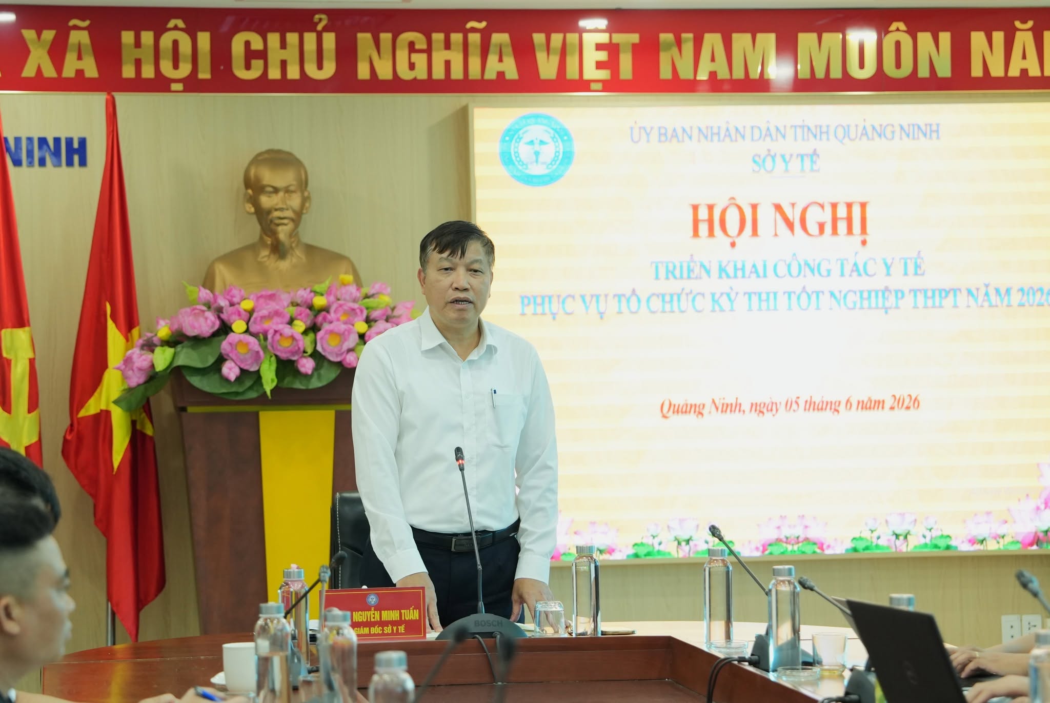 ong-nguyen-minh-tuan-pho-giam-doc-so-y-te-phat-bieu-tai-hoi-nghi-17807106316091590980284 Ngành Y tế Quảng Ninh sẵn sàng đồng hành cùng sĩ tử- Ảnh 2.