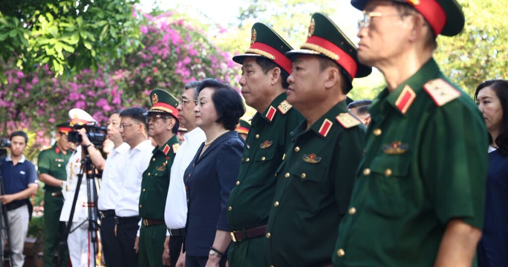 Phó Thủ tướng Phạm Thị Thanh Trà dâng hương tưởng niệm các anh hùng liệt sĩ tại Công viên Lê Thị Riêng