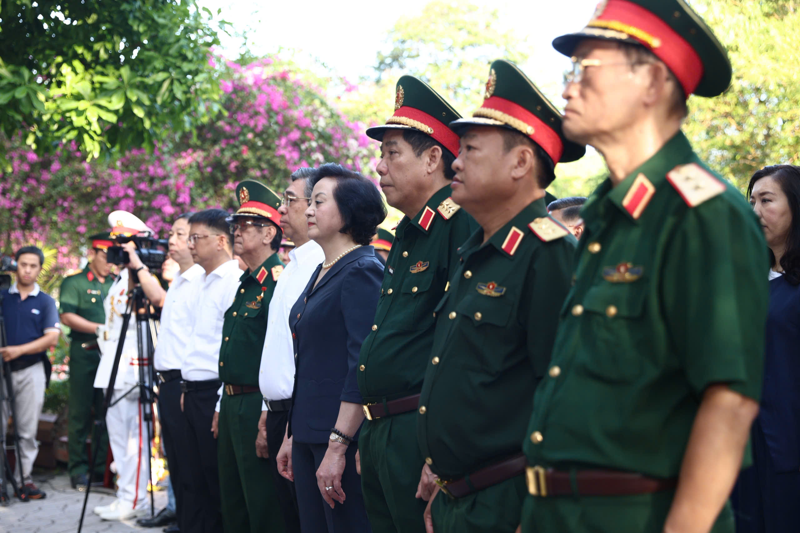 Phó Thủ tướng Phạm Thị Thanh Trà dâng hương tưởng niệm các anh hùng liệt sĩ tại Công viên Lê Thị Riêng- Ảnh 1.