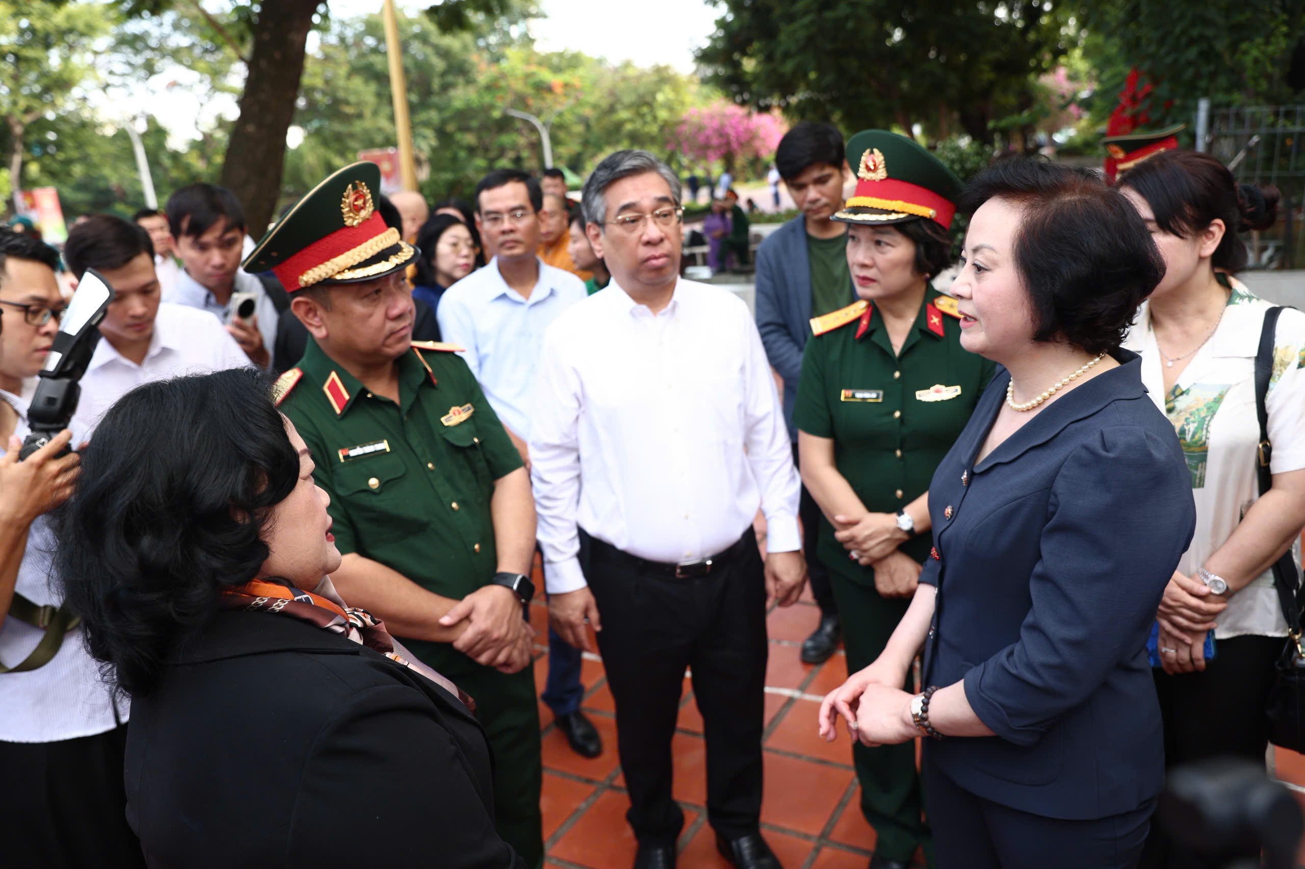 Phó Thủ tướng Phạm Thị Thanh Trà dâng hương tưởng niệm các anh hùng liệt sĩ tại Công viên Lê Thị Riêng- Ảnh 3.