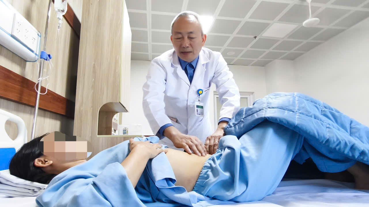 phuong-phap-esd-17805418149091269150317 Cứ nghĩ bị trĩ, người phụ nữ bất ngờ phát hiện khối polyp lớn trong trực tràng- Ảnh 3.