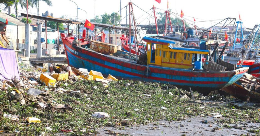 Rác thải bủa vây khu neo đậu tàu thuyền ven biển Nghệ An