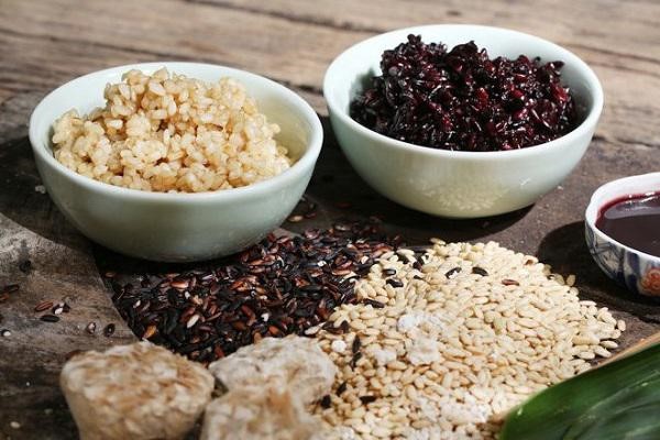 ruou-nep-17816871152541857078873 Vì sao cơm rượu nếp là món ăn không thể thiếu trong ngày Tết Đoan ngọ?- Ảnh 1.