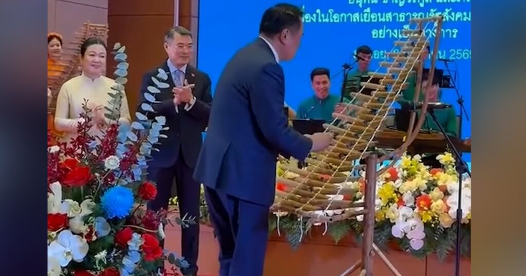 Thủ tướng Thái Lan gây bất ngờ khi chơi đàn T’rưng của Việt Nam